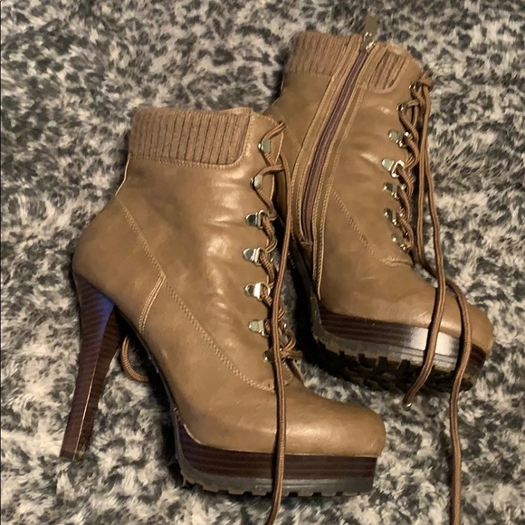 Jennifer Lopez heel boots - Picture 2 of 4